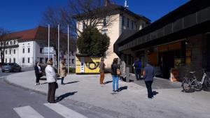 Odgovorno čakanje na poštne storitve.Odgovorno čakanje na poštne storitve.